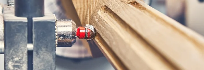 Fräse bearbeitet Holzstück